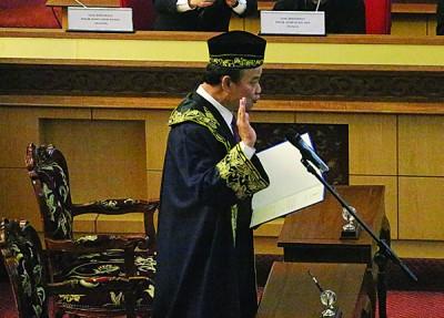 中国侨网倪可汉于7月3日在霹州议会宣誓成为霹州议会史上首位华裔议长。（马来西亚光华网/陈锦华 摄）