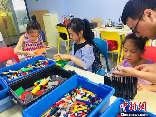 中国侨网   7月21日，在广西柳州一家培训机构，学生在搭建积木。　周潇男　摄