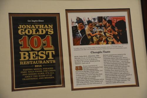 中国侨网入选Jonathan Gold 101榜单是每家餐厅梦寐以求的，五师傅的中餐厅将这份荣誉悬挂在餐厅入口显眼处。（美国《世界日报》／王千惠 摄）