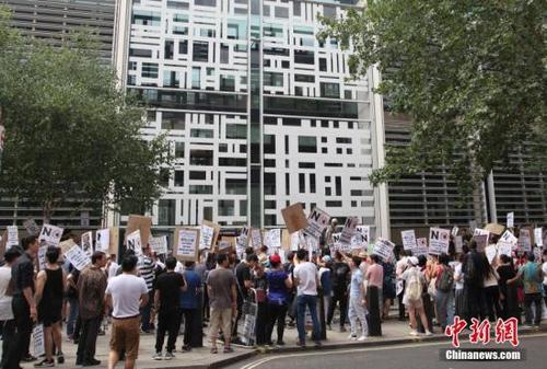中国侨网7月24日,伦敦市中心著名的唐人街中餐馆、超市、商铺等170多个华人商家集体罢市,上千华人沿街游行,抗议英国移民局粗暴执法。这是伦敦华人社会历史上最大规模的罢市游行。图为游行队伍聚集在英国内政部大楼前示威抗议。 中新社记者 张平 摄 鍏