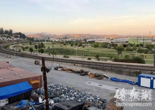 中国侨网图为洛杉矶中国城的洛杉矶州立历史公园。图片中部弧形是洛杉矶的金线捷运铁路,开发商即将沿这条弧线兴建楼房。(美国《侨报》/邱晨 摄)