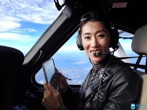 中国侨网华裔女飞行员王争飞行照。（美国《世界日报》资料图）