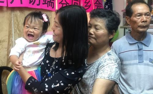 中国侨网刘安儿(左起)、陈佩霞以及刘文健的父母。(美国《世界日报》记者牟兰 摄)
