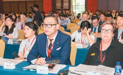 中国侨网图为李强（前中）在参加维多利亚教育证书课程（VCE）跨国教育峰会。
