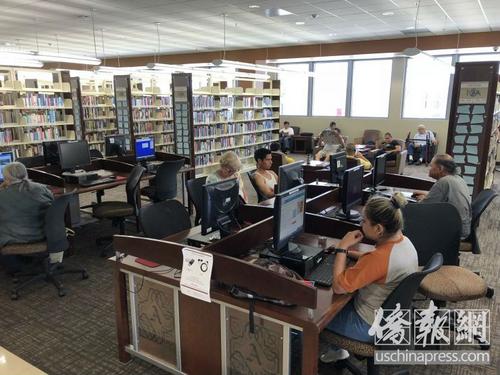 中国侨网阿罕布拉图书馆成为华人消暑纳凉好去处。（美国《侨报》/高睿 摄）