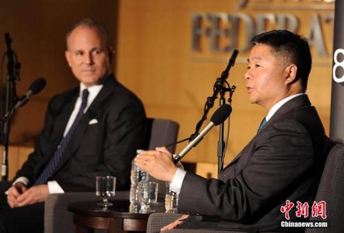 中国侨网资料图:图为华裔刘云平在竞选国会议员时,与竞选对手辩论资料图片。中新社发 毛建军 摄