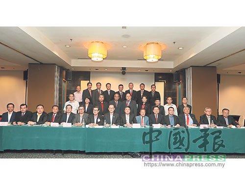 中国侨网大马华人姓氏总会联合会新领导层出炉。(马来西亚《中国报》)