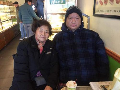 中国侨网刘全（右）和母亲。（图片来源：美国《世界日报》）
