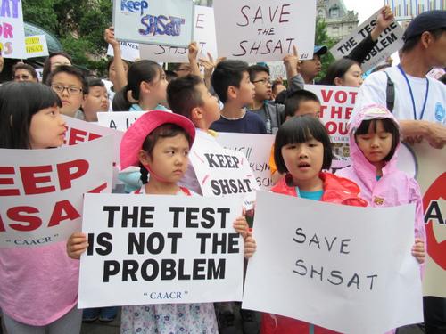 中国侨网白思豪提出废除SHSAT后,引发亚裔小区不满。(美国《世界日报》/颜嘉莹 摄)