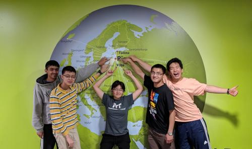 中国侨网美国队五名选手中有四名华裔学生。（图片来源：美国《世界日报》取自国际中学生化学奥林匹克竞赛脸书）