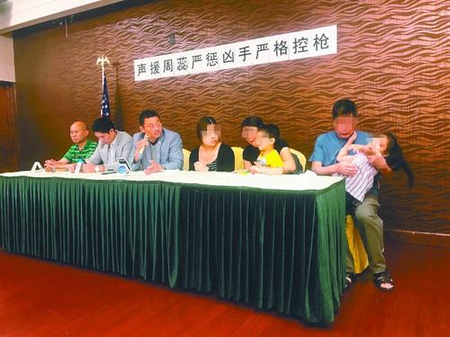 中国侨网周蕊的妻子、两个孩子以及岳父母7月30日到亚总会求助。(美国《世界日报》/牟兰 摄)