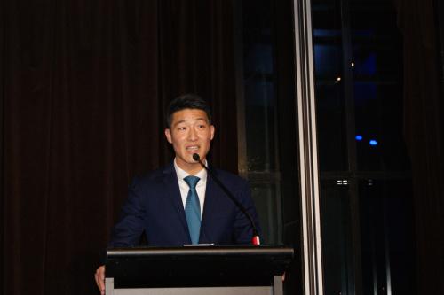 中国侨网资料图：2018年7月23日晚，澳大利亚新南威尔士州自由党华人青年议会举行成立典礼，新州自由党青年议会主席容思程(Scott Yung)致辞。（澳大利亚《星岛日报》）