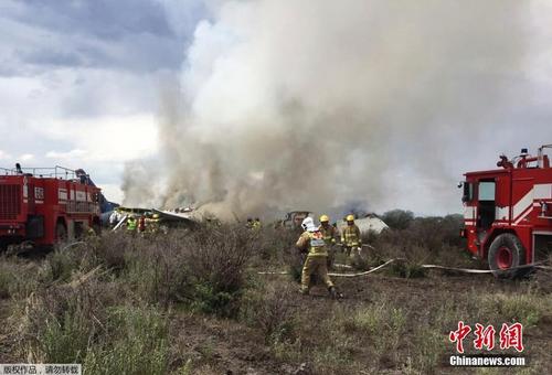 中国侨网当地时间7月31日，墨西哥航空公司的一架载有101人的航班从墨西哥杜兰戈州一机场起飞后不久遭遇冰雹风暴，发生坠机事故。幸运的是，机上全部人员都生还，有85人受伤，飞机起火燃烧。图为消防人员在坠机现场进行救援。