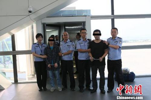 中国侨网佛山警方抓获潜逃多年的“国际红通”夫妇　警方供图　摄