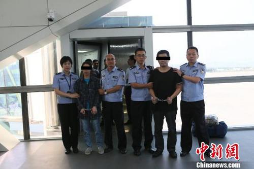 中国侨网佛山警方抓获潜逃多年的“国际红通”夫妇 警方供图 摄