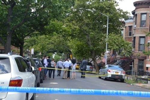 中国侨网纽约布鲁克林59街575号附近发生凶杀案，一名西语裔男子白日当街被谋杀。(美国《世界日报》／牟兰 摄)