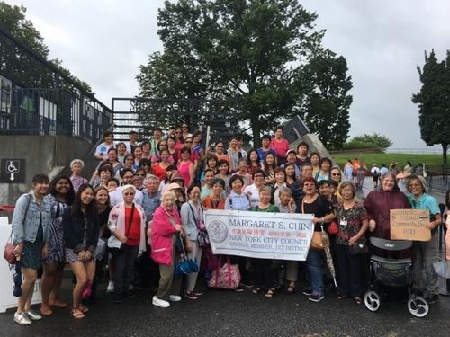 中国侨网纽约市议员陈倩雯与民众同游总督岛。(《世界日报》记者张筠╱摄影)