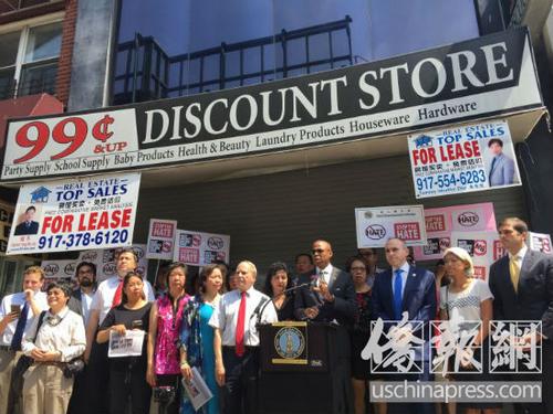 中国侨网纽约布鲁克林区长亚当斯和民选官员及华裔民众6日集会谴责辱华涂鸦。(美国《侨报》/崔国萁 摄)