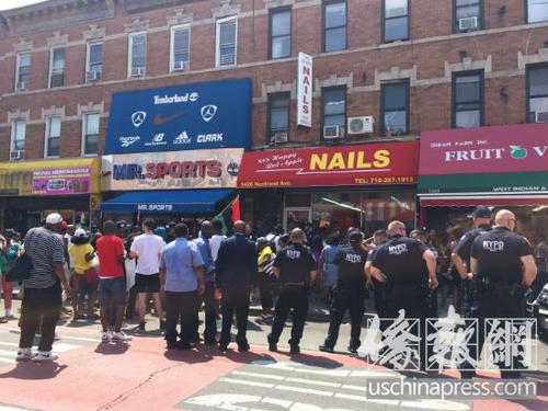 中国侨网6日,大批美国非裔民众聚在“新红苹果”华人指甲店门前示威。 (美国《侨报》/崔国萁 摄)
