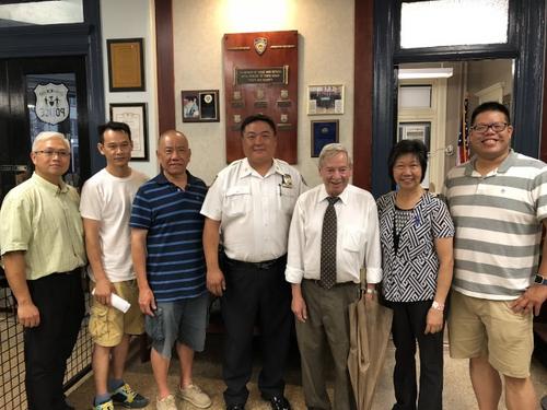 中国侨网纽约华裔民众积极参与市警62分局打击犯罪夜活动,中为陈志杰;右二为唐凤巧、右三为白彼得(Peter Abbate)。(美国《世界日报》╱洪群超 摄)