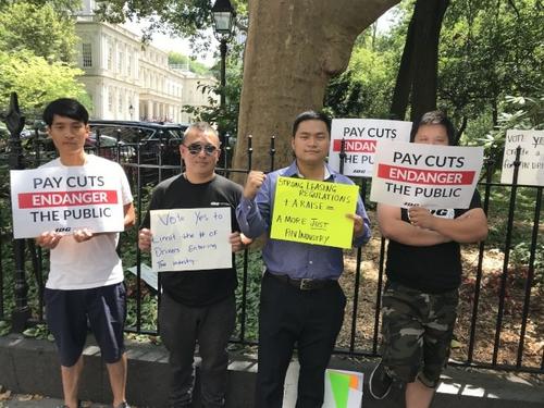 中国侨网纽约华人司机陈明栋(左一)和李庆胜(左二)表示,多亏有了独立司机工会这种新型工会为他们争取权益。右二为陈海灵。(美国《世界日报》/和钊宇 摄)
