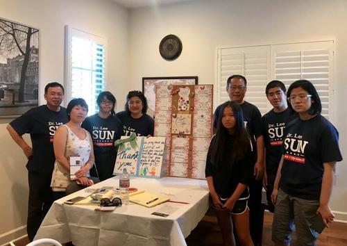 中国侨网尔湾华裔代表(左起: 卓冰, Ray Chiang, 孙立清,Hildreth, Greg)向红十字会捐款支持救火消防员。(美国《侨报》/尚颖 摄)