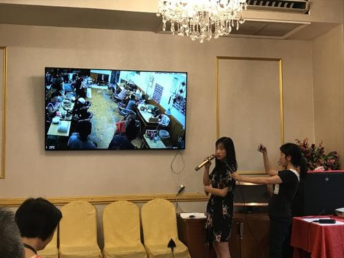 中国侨网美国亚裔社团联合总会12日召开发布会，现场播放美甲店暴力事件视频。（美国《世界日报》／和钊宇 摄）