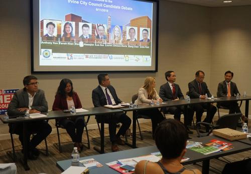 中国侨网旧金山尔湾市议员候选人Kev Abazajian(左起)、Farrah Khan、John Park、Lauren Johnson-norris、陈钢(Gang Chen)、孙立清(Lee Sun)及郭正明(Anthony Kuo)参与辩论, 并回答华裔市民提问。(美国《世界日报》/陈开 摄)