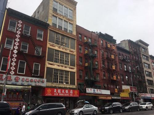 中国侨网纽约曼哈顿华埠市警五分局警佐叶家杰提醒民众,开窗通风时要注意防范入室盗窃。(美国《世界日报》/张筠 摄)
