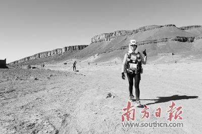 中国侨网任宇宁参加撒哈拉沙漠超级马拉松。        受访者供图