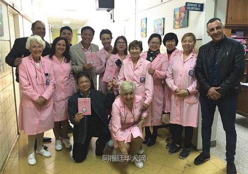中国侨网袁建平夫妇带来的慰问品有早产婴儿的衣服。(阿根廷华人网/洪崇仁 摄)