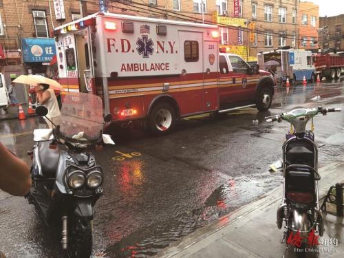 中国侨网纽约八大道突发车祸，华裔女子遭电单车撞伤。(美国《侨报》)