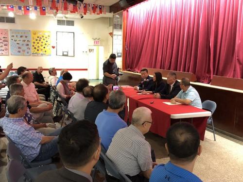 中国侨网纽约州众议员牛毓琳在中华公所召集社区紧急会议。（美国《世界日报》/洪群超 摄）