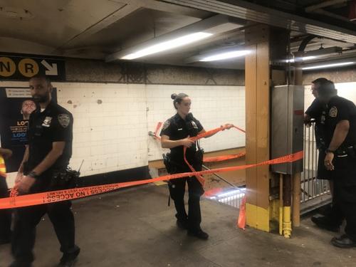 中国侨网纽约一名华裔男子等候N线地铁时，被列车撞至重伤，警方封锁现场进行调查。（美国《世界日报》/牟兰 摄）