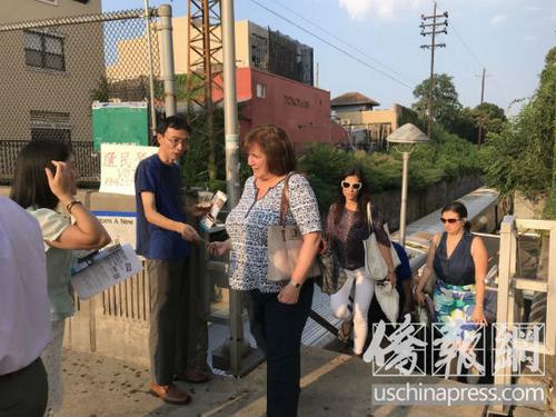 中国侨网纽约华裔居民联盟成员在贝赛火车站进行选民登记。(美国《侨报》/王伊琳 摄)
