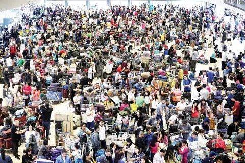 中国侨网图为尼蕊亚谨诺国际机场内的滞留人群正在等待他们的航班。当局周六重新开放机场跑道。