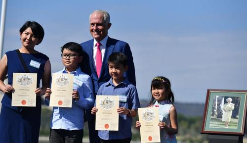 中国侨网今年澳洲国庆节一个华人家庭出席入籍仪式，由谭保颁发入籍证书。　　澳联社