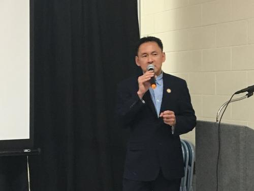中国侨网剑桥学院创始人、医学博士James Lin讲座。(美国《世界日报》╱张宏 摄)