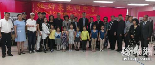 中国侨网纪念“九一八事变”图片展嘉宾合影。(美国《侨报》/张晶 摄)