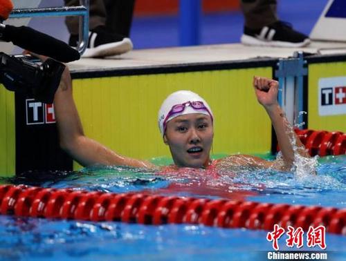 中国侨网抵达终点后,刘湘振臂庆祝。 (图片来源:中国新闻网 杜洋/摄 )