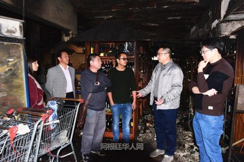 中国侨网领事陈志军及兴化同乡联谊总会成员,前往火灾超市进行慰问。(阿根廷华人网)