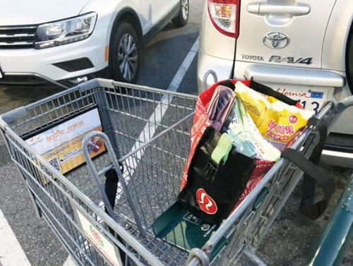 中国侨网很多人习惯买菜时把包包就放在购物车的上层，如果歹徒抢了就跑，很难追回。（美国《世界日报》/林亚歆 摄）