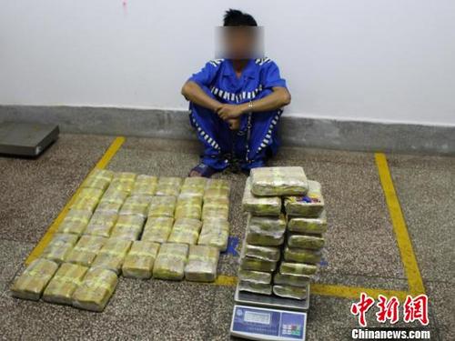 中国侨网抓获的犯罪嫌疑人和缴获的毒品。　程宝玉　摄