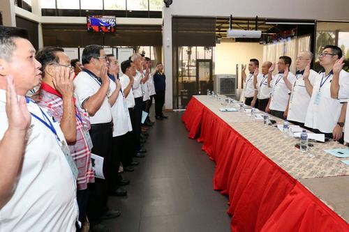 中国侨网顺利蝉联马华新山区会主席的魏家祥（右2），与新领导层一起宣誓。（马来西亚《光华日报》）