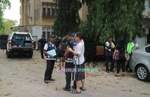 中国侨网死者儿子（白衣）向警方展示父亲如何遭勒颈。（马来西亚《中国报》）