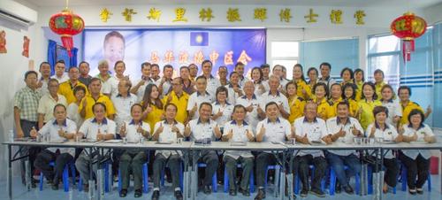 中国侨网林振辉（前排左五）将竞选副总会长，获得区会党员全力支持。（马来西亚《星洲日报》）