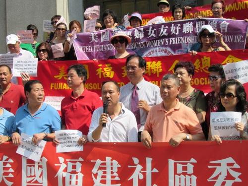 中国侨网余光武(发言者)认为建监狱将影响社区治安，无论如何华人都应该挺身反对。(美国《世界日报》/颜嘉莹 摄)