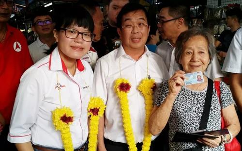 中国侨网陈六妹(右)在两三年前获陈国伟(中)协助从红登记换了蓝登记后,在509大选初尝投票滋味,旁为王诗棋。(马来西亚《星洲日报》)