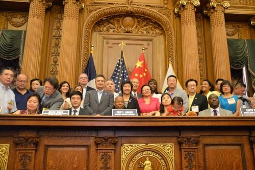 中国侨网布鲁克林区政府和市交通局28日签订合约，小区民众共同庆祝。(美国《世界日报》/牟兰 摄)