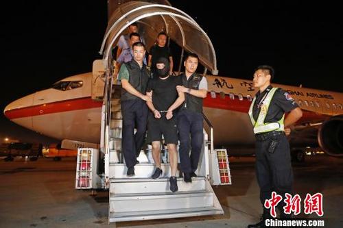 中国侨网上海阜兴实业集团有限公司董事长朱某某今晚被上海警方押解回国。 殷立勤 摄